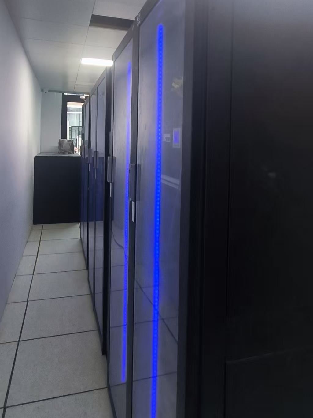 某医院数据中心机房一体化机柜建设